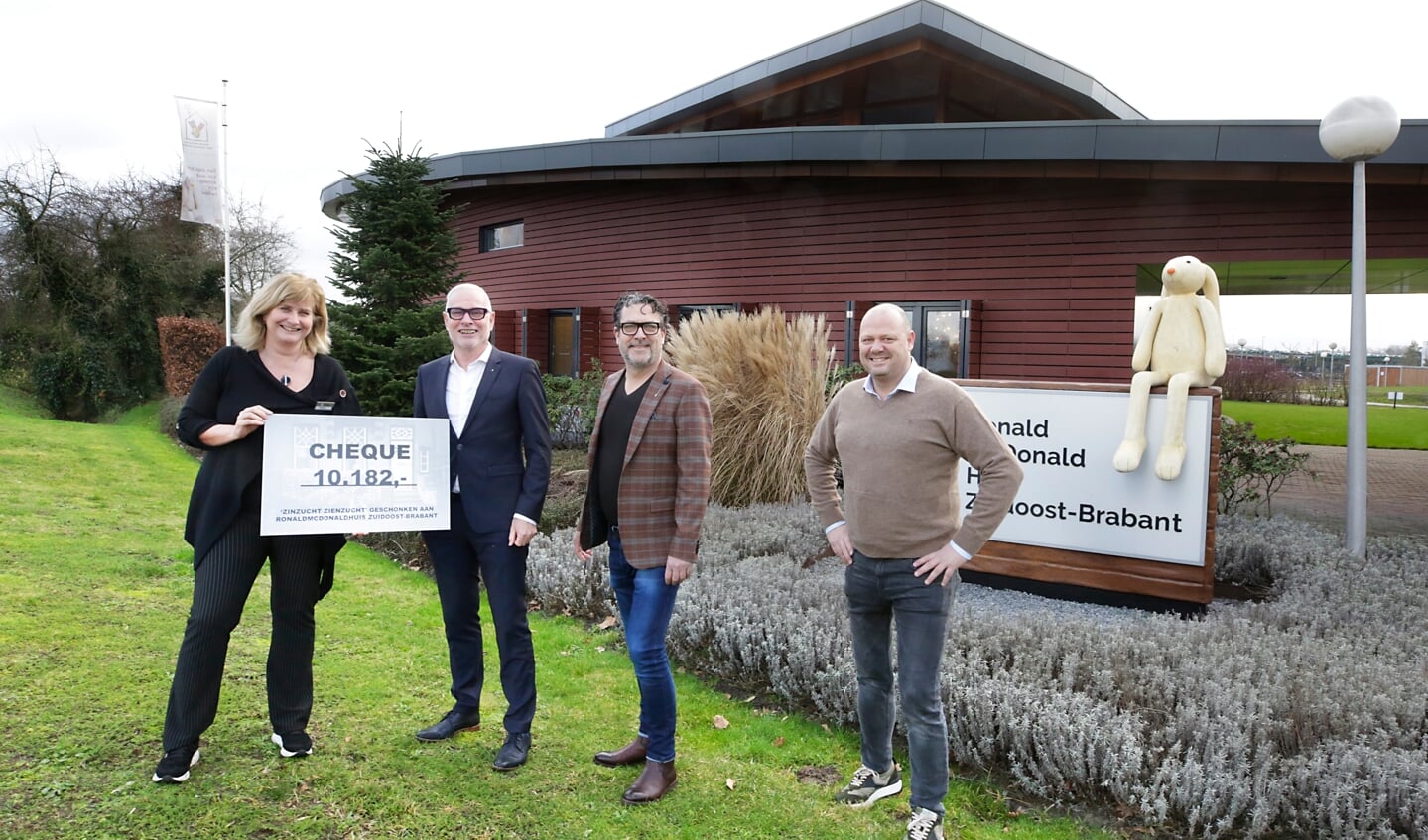 Schrijver Jacques van Gerven en fotograaf Paul van der Meer overhandigen de geldcheque aan het Ronald McDonald Kinderfonds. (Foto: Jurgen van Hoof)