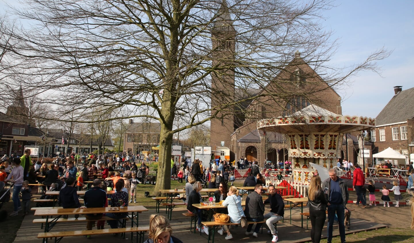 In 2019 was het prachtig weer en barstte Waalre van de gezelligheid. (Foto: Theo van Sambeek)