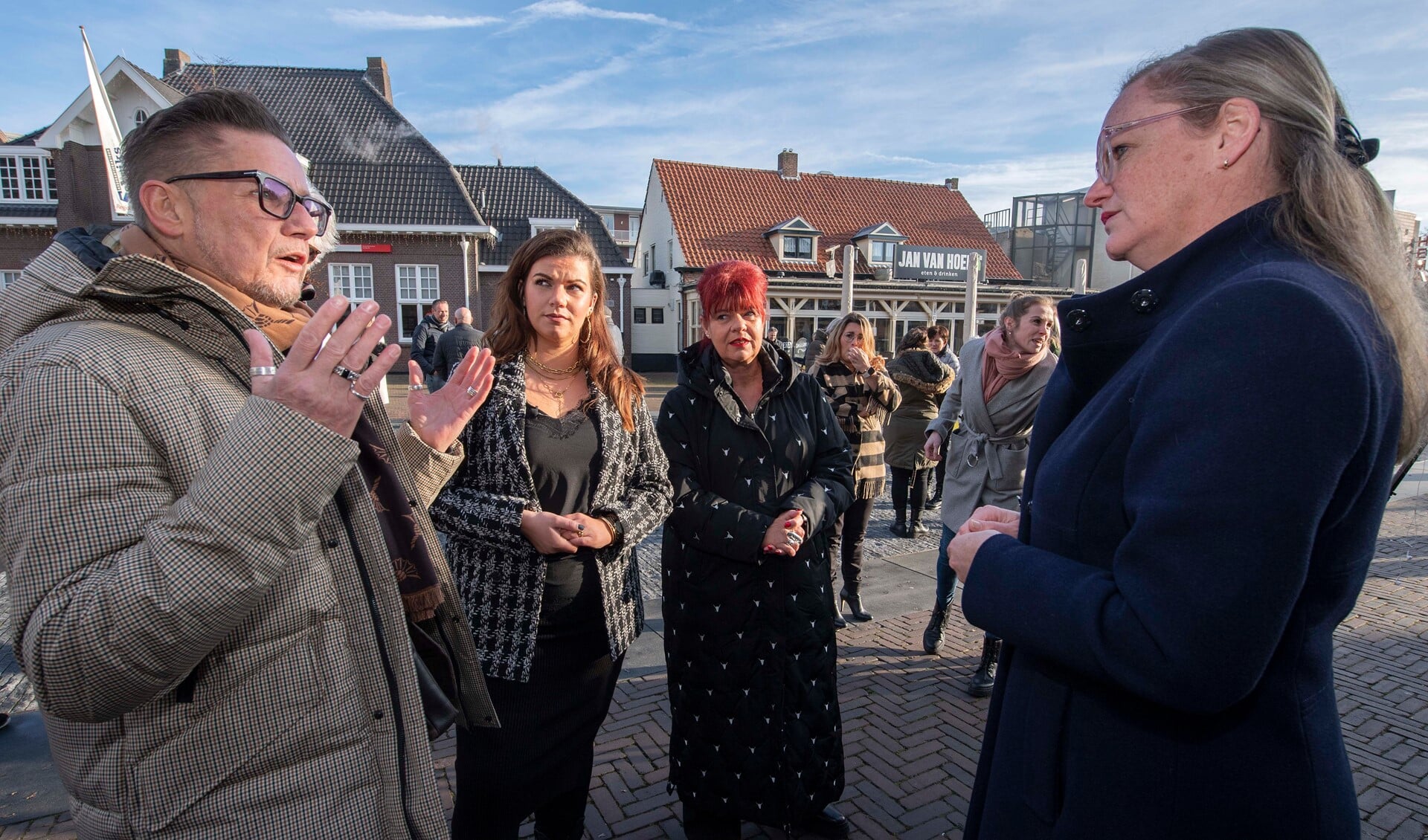 Burgemeester Anke van Extel-van Katwijk (r) in gesprek met Ton Koppens (Shoeby). In het midden initiatiefnemers Fleur en Pieternel Janssen (Siga Mode). (Foto: Hein van Bakel)