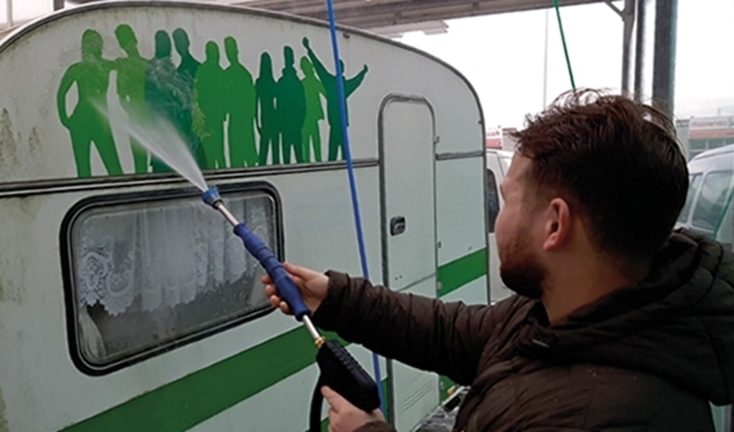 De campagne van het CDA Valkenswaard is van start en daarom heeft de partijcamper een poetsbeurt gekregen.