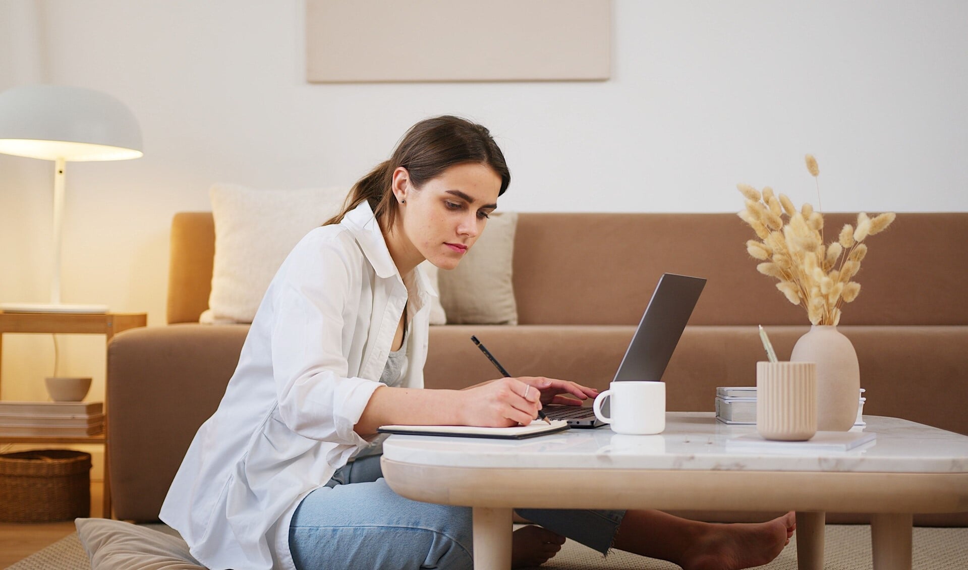 Werkende vrouwen trekken ook nog de zorgtaken naar zich toe en zijn daardoor te druk. (Foto: Pexels/Artem Podrez)