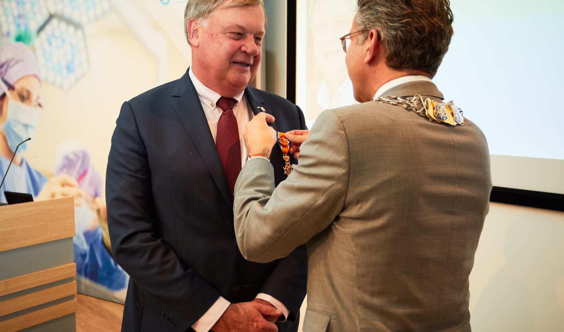 Dr. Hein Brackel krijgt de onderscheiding opgespeld door burgemeester Dijsselbloem. (Foto: Jarno Verhoef)