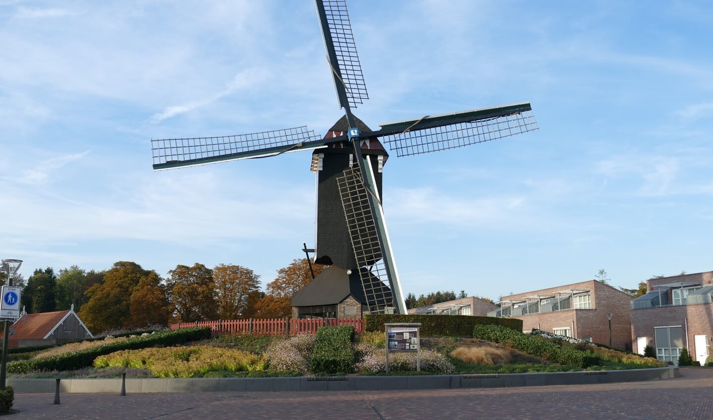 De voorzitter van De Hollandsche Molen bezoekt vandaag de Mierlose standerdmolen. (Foto: Jos Lenssen)