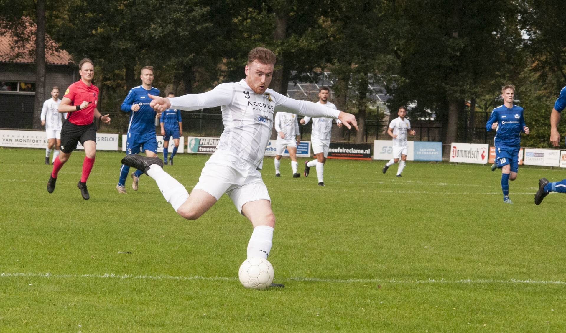 Luc Nouwen geeft een pass aan Joran Vermeulen die hieruit de 0-1 scoort (Foto: Henry Jansen).