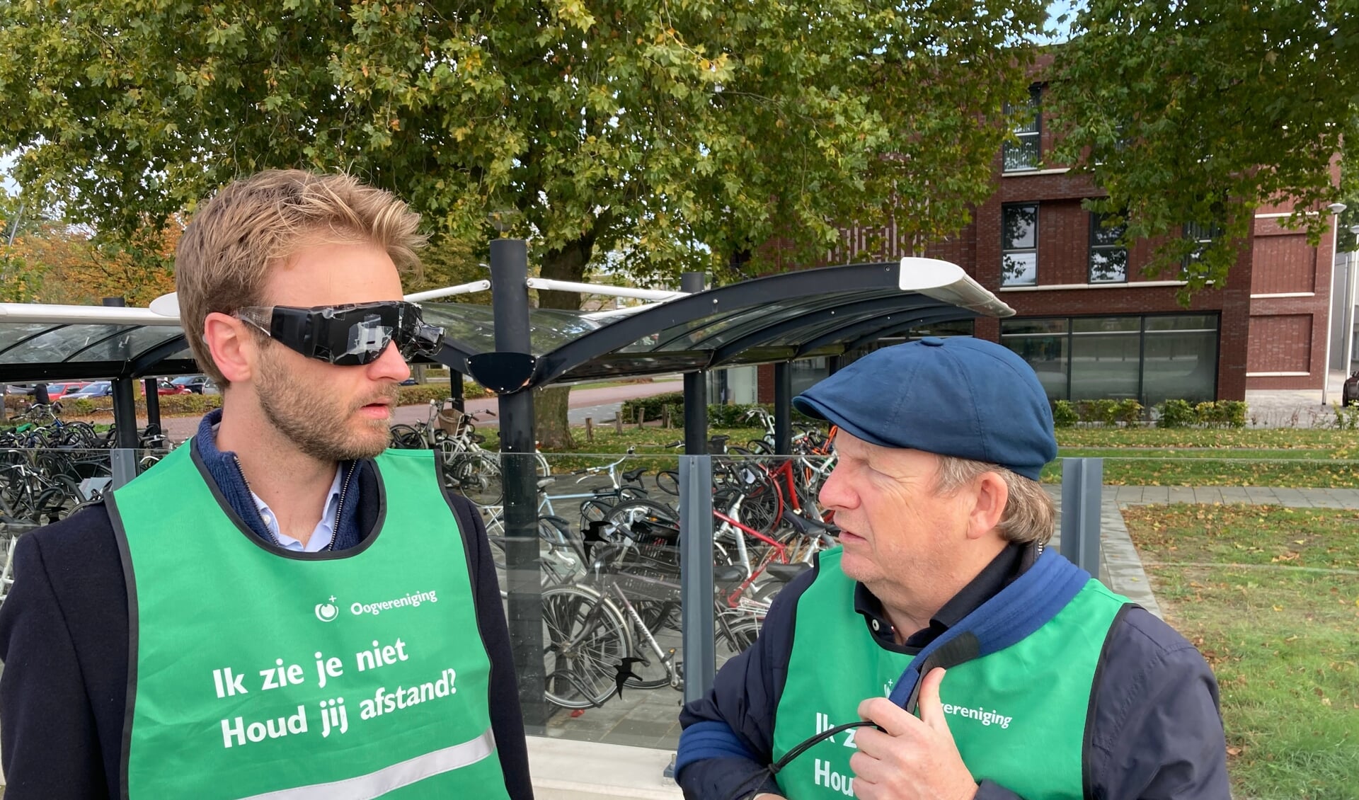 Wethouder Tom Oomen in gesprek met ervaringsdeskundige Leo van Rijt op NS-Deurne. (Foto: Wim Dorsers)