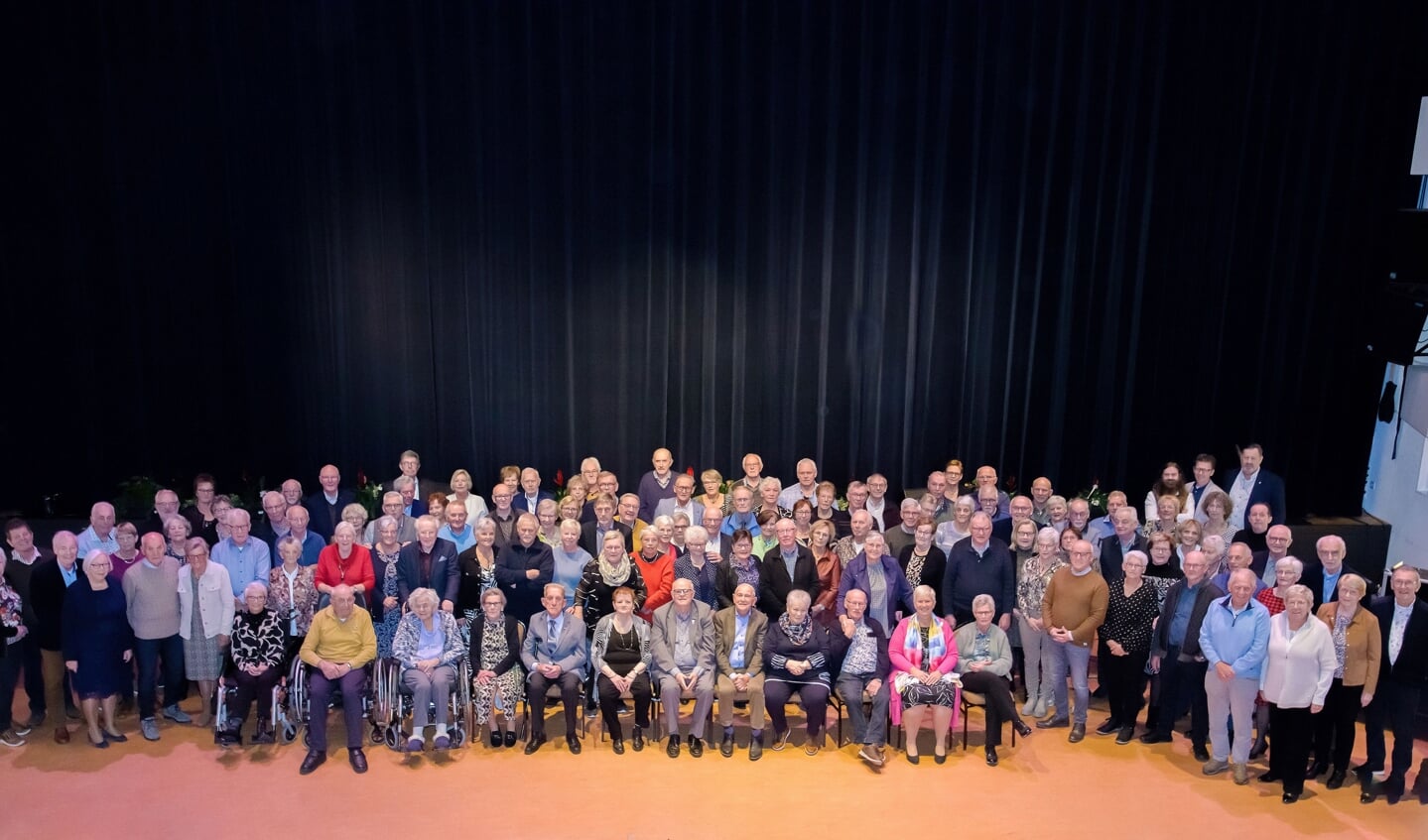 Een groot aantal echtparen die in het zonnetje zijn gezet. (Foto: Eric Driessen)