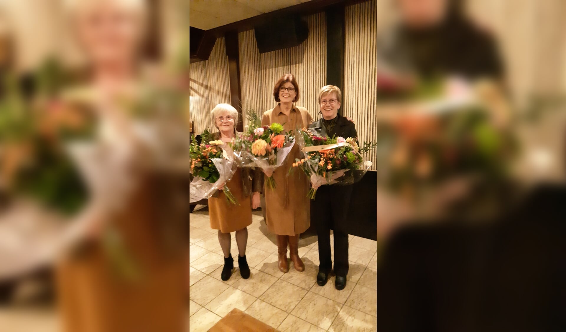 De jubilarissen van gemengd koor Amuze vlnr: Tonnie van Schalen, Hanny Roxs en Jet van Seccelen.