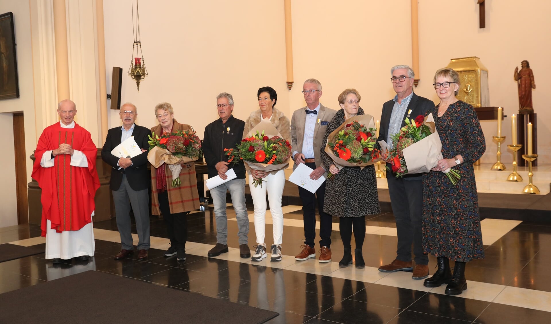 Vier koorleden zijn gehuldigd, de echtgenotes kregen de bloemen. (Foto: Harrie van der Sanden)