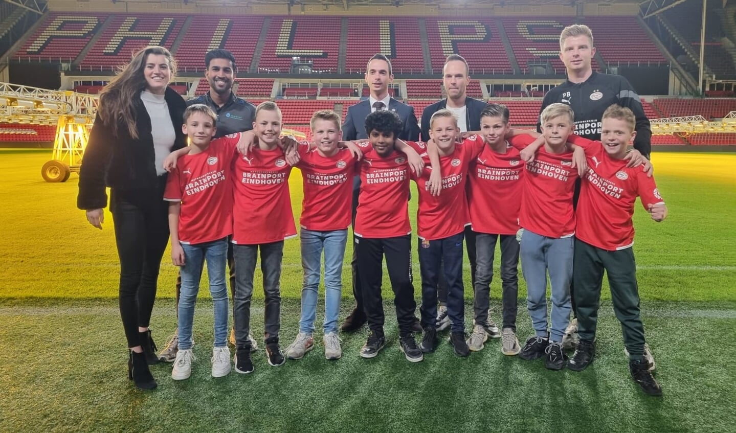 Maandag 7 november ondertekenden de deelnemende kinderen uit Valkenswaard de contracten in het Philips Stadion.