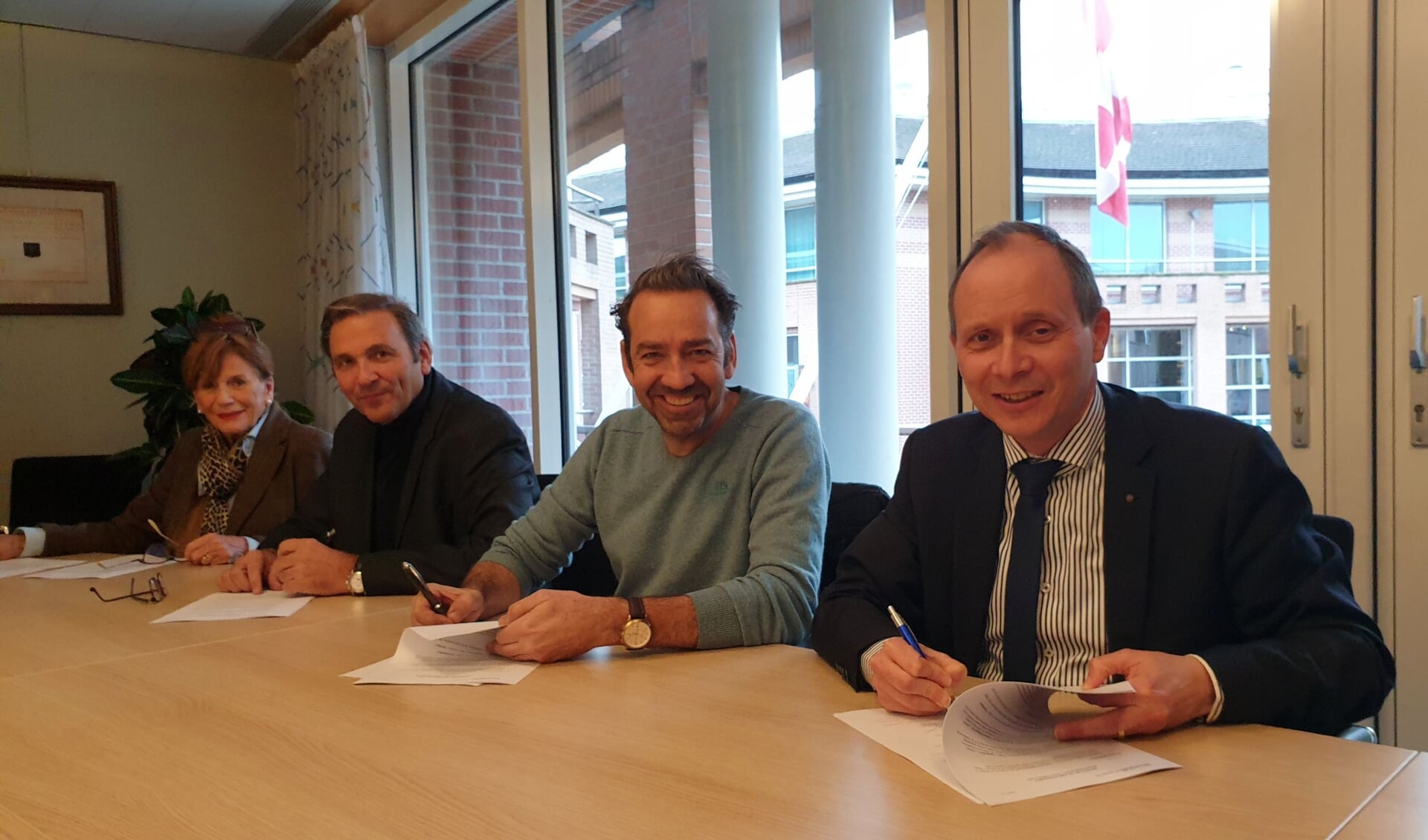 Vlnr: Mascha Jonkers, Hein en Max Jonkers (firma Jonkers) en burgemeester Anton Ederveen van de gemeente Valkenswaard.