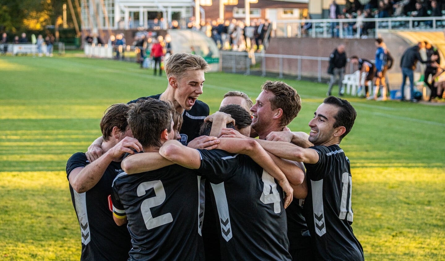 Vreugde na een doelpunt van SV Someren. (Foto: Luca Engelbracht)