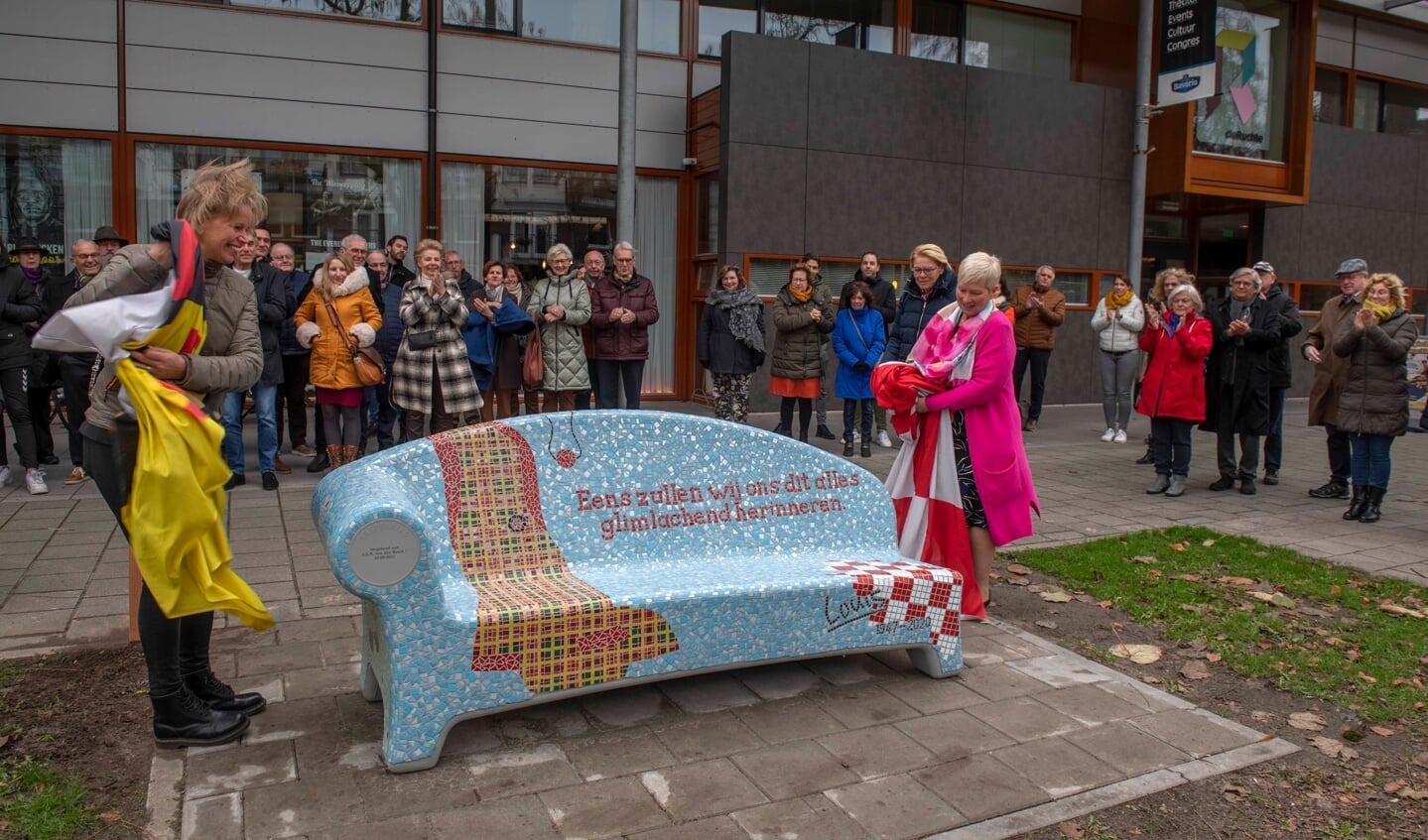 Burgemeester Blok (r) onthult het bankje ter ere van dorpsicoon Louis van den Bosch. (Foto: Hein van Bakel)