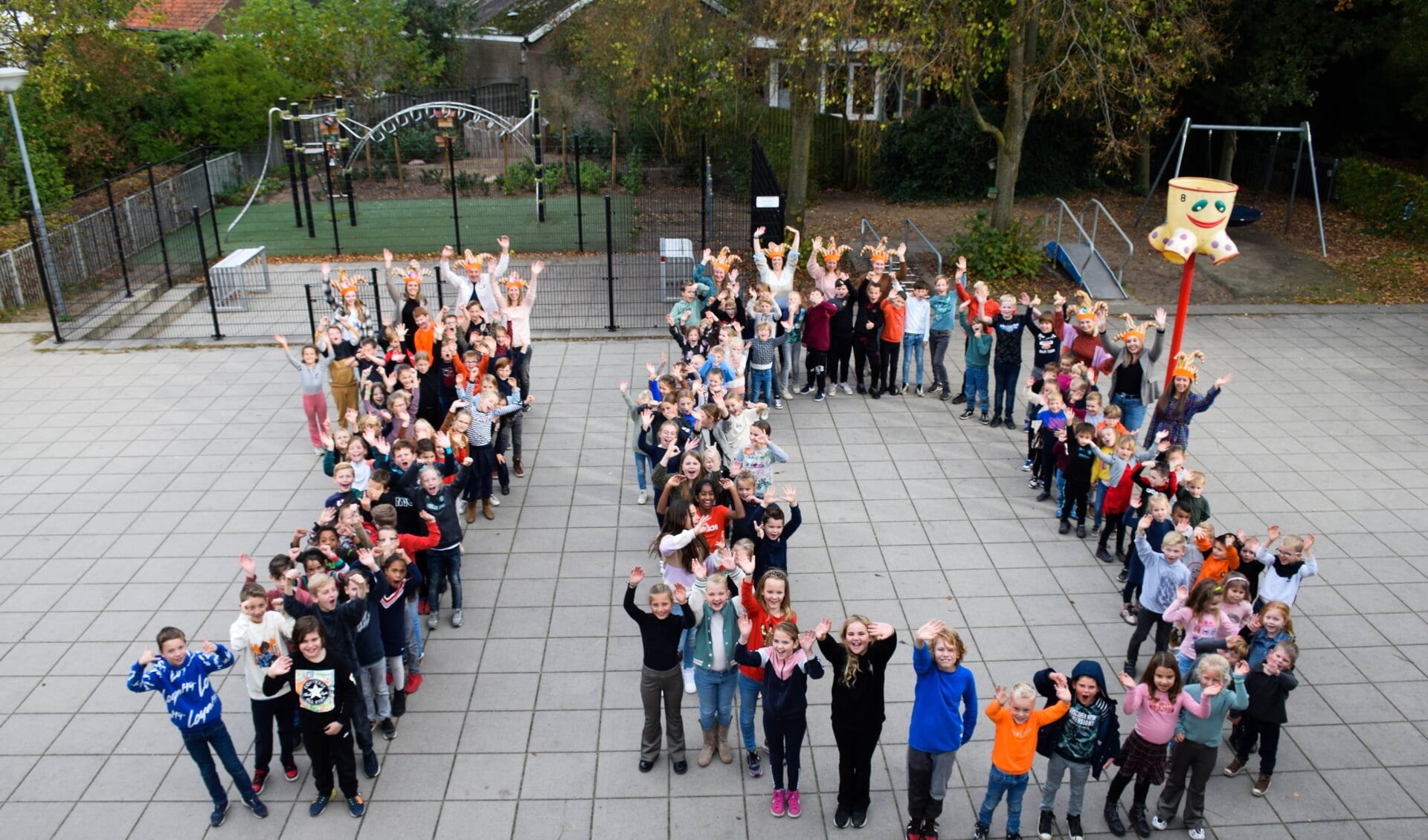 De leerlingen van De Grasspriet op de foto gezet vanwege het 10-jarig jubileum (Foto Frank Damen). 