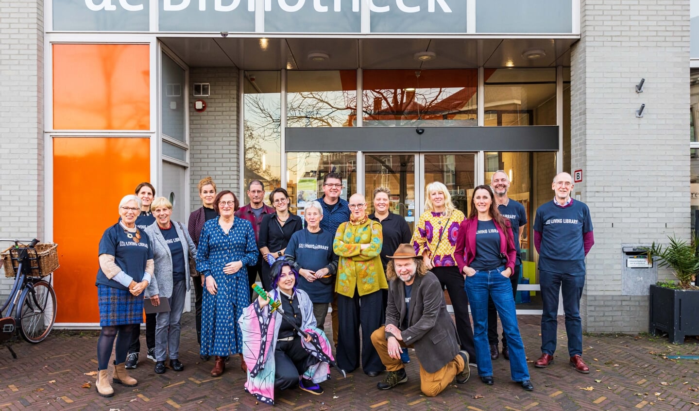 Vrijwilligers en de levende boeken bij de bibliotheek. (Foto: Micle de Greef)