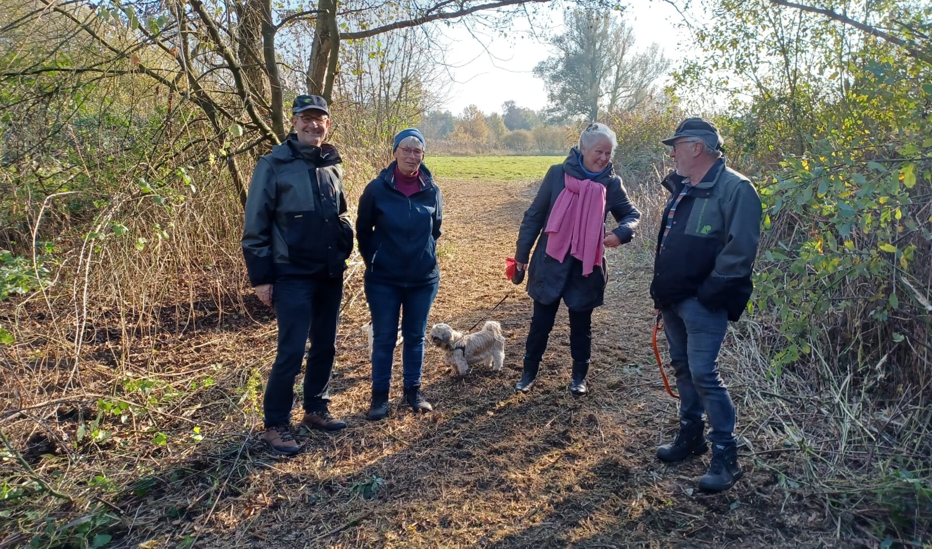 Het oude eikenlaantje is in ere hersteld, wandelaars maken er weer gebruik van.