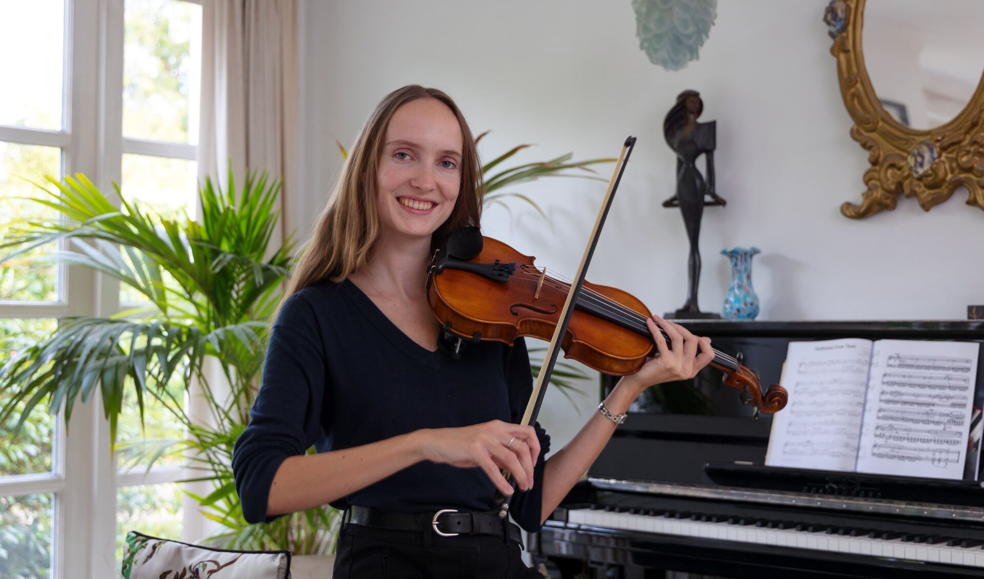 Eva Kaper begeleidt, als een van de violisten het symfonieorkest op de tweede viool. (Foto: Connie Sinteur)