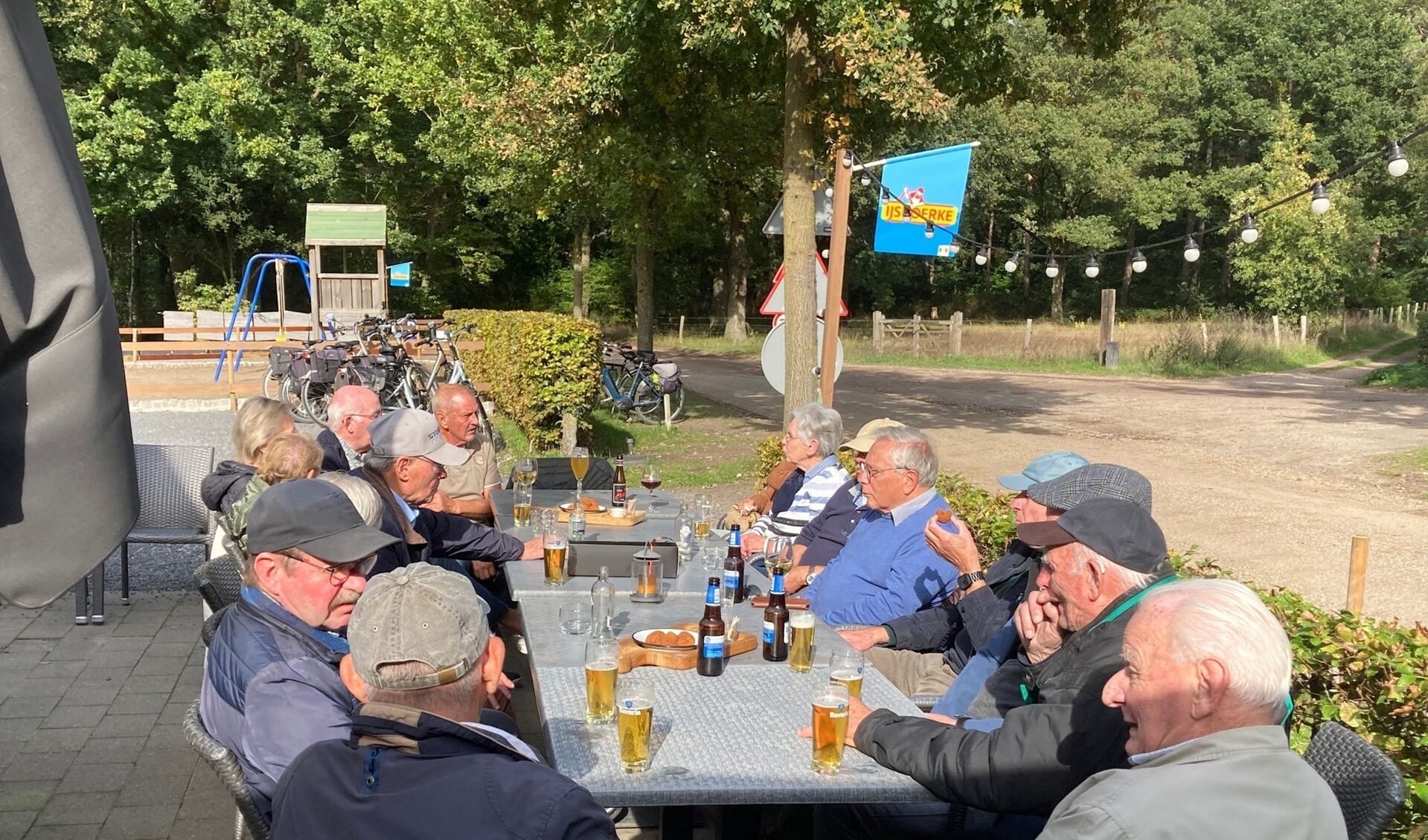 De seniorenvereniging houdt een pauzemoment tijdens een fietstocht.