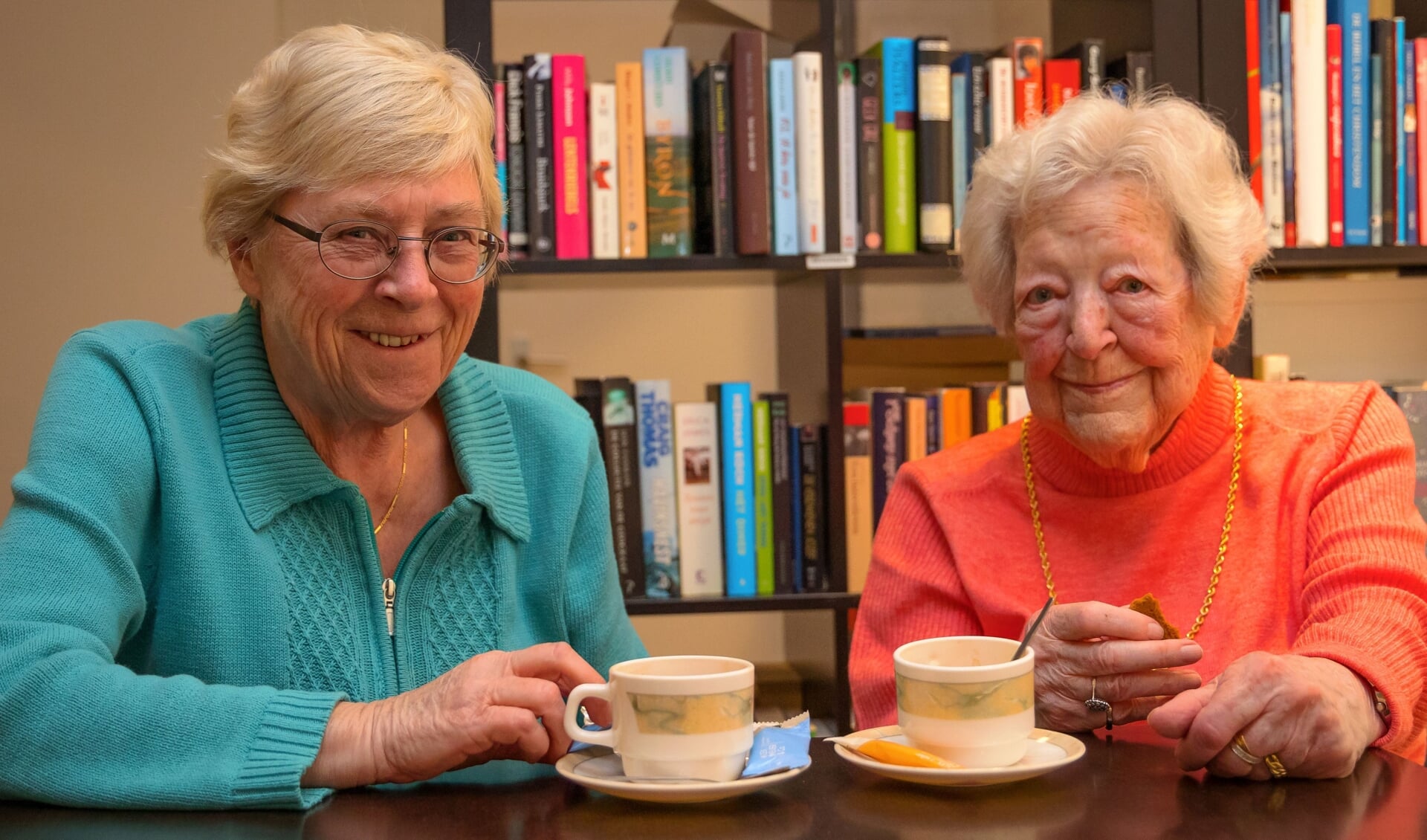 Henriette van ‘t Hof (L) en Corry Timmermans gezellig aan de koffie. 