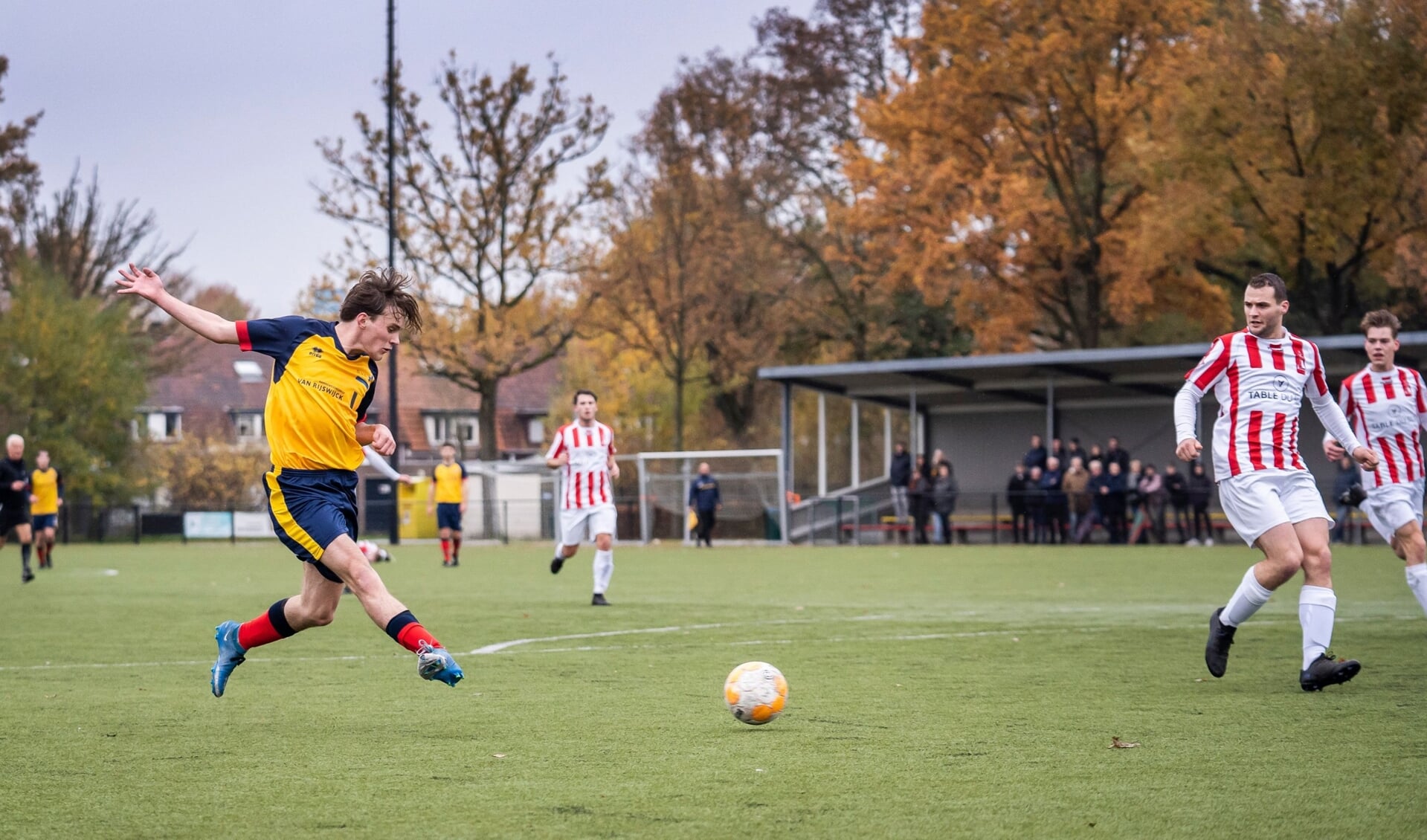 Cas Vermeer aan de bal in de wedstrijd tegen DOSL.