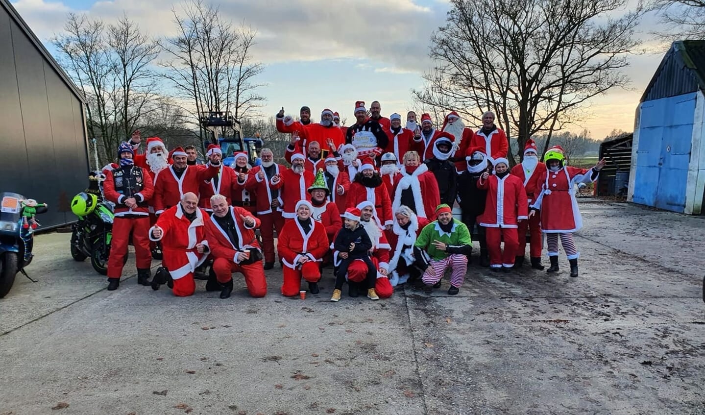 Een beeld van verzamelde deelnemers aan de motorrit tijdens een eerdere editie.