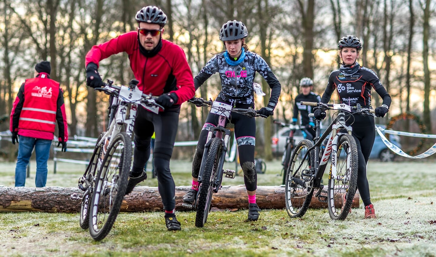 De mountainbikers kunnen op 10 december het parcours verkennen. (Foto: Rob Fritsen)