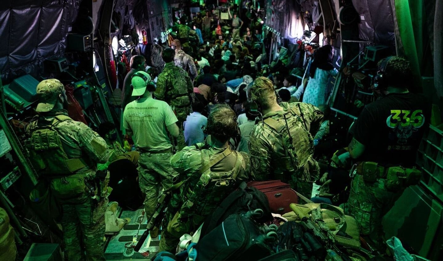 Evacuees aan boord van een Nederlandse C-130 onderweg van Kaboel naar Pakistan