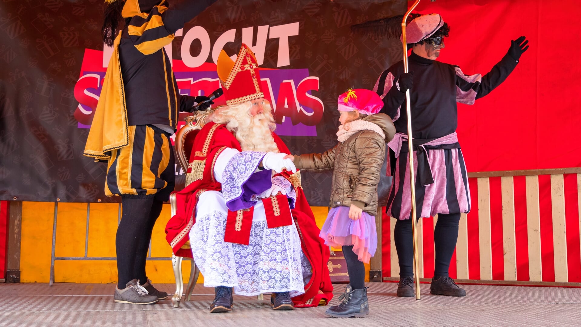 Sinterklaas ontvangt in 2022 diverse kinderen die allemaal een handje mochten geven.