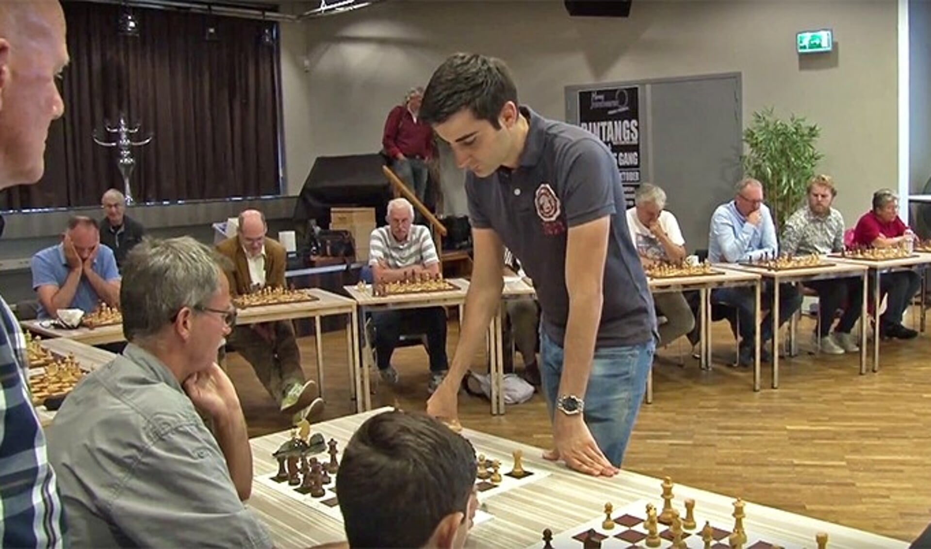 Bij een schaaksimultaan neemt één (groot)meester het tegen diverse schakers tegelijkertijd op.