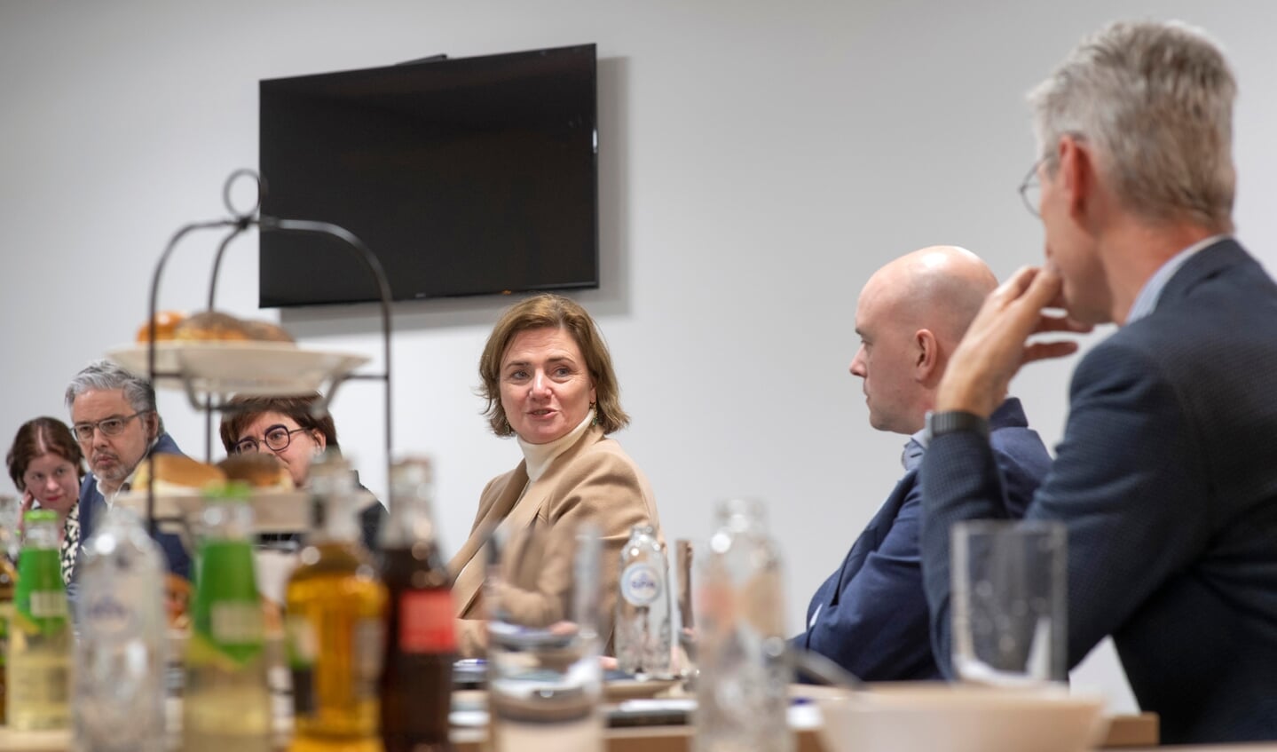 Minister Karien van Gennip (m) op bezoek in Asten. (Foto: Hein van Bakel)