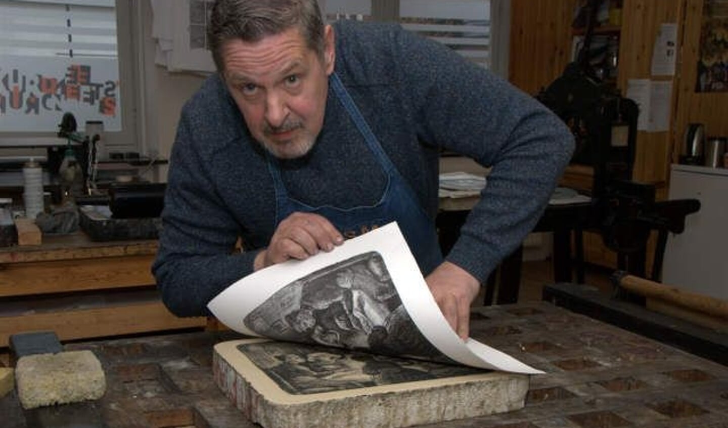 Archieffoto van meesterdrukker Gertjan Forrer die een een litho maakt van 'de Aardappeleters' (Foto: Nederlands Steendrukmuseum)