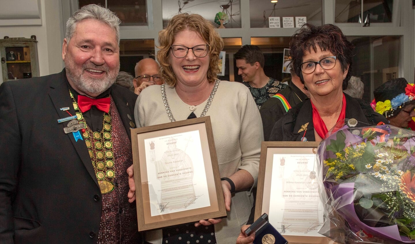 Teunis (l) en Wilma (r) ontvingen zaterdag de Penning van Verdienste uit handen van burgemeester Greet Buter (m). (Foto: Hein van Bakel)