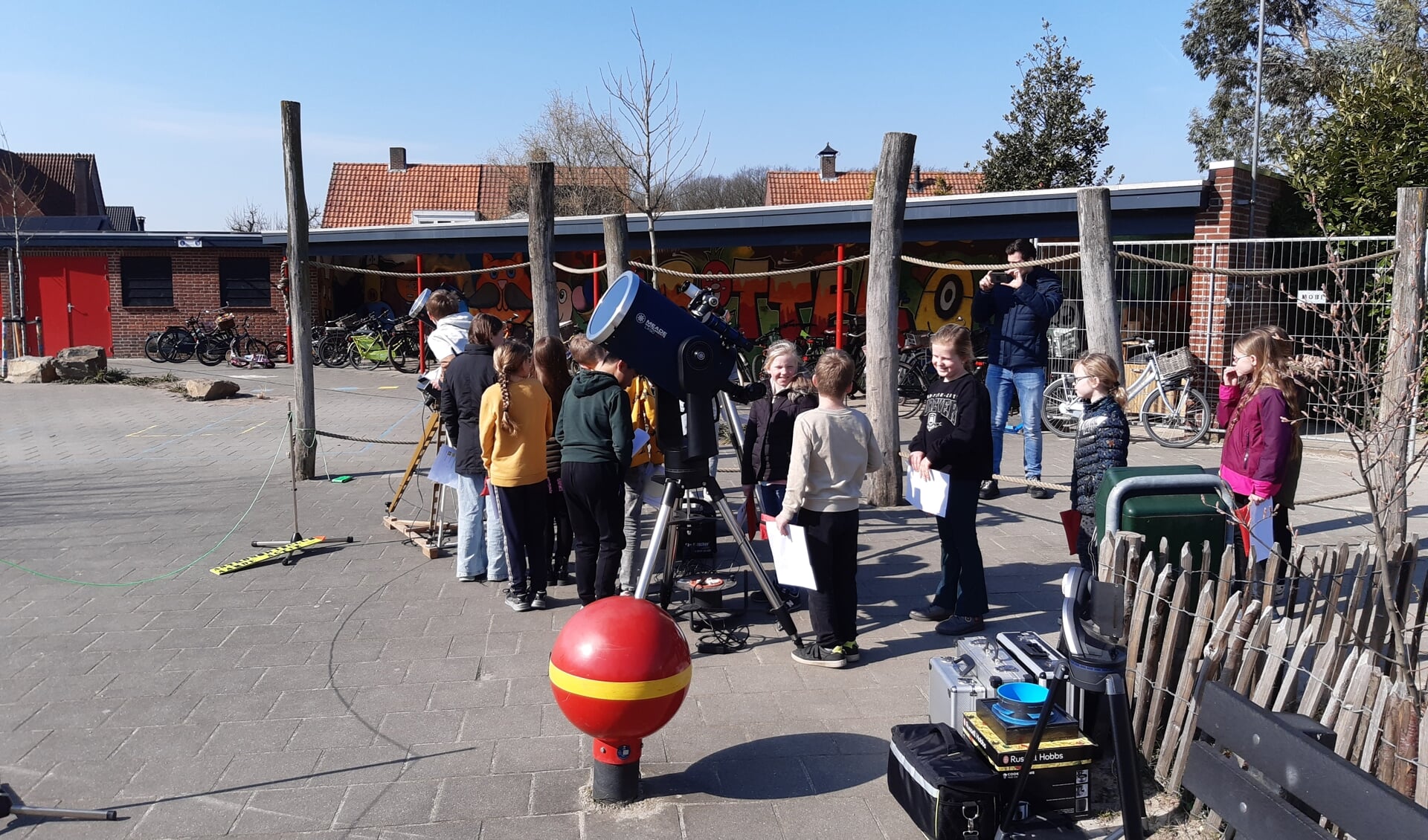 Van 12.00 uur tot 15.00 uur staan leden van Astronomieclub Aarde op de Markt met hun telescopen om naar de zon te kijken. 