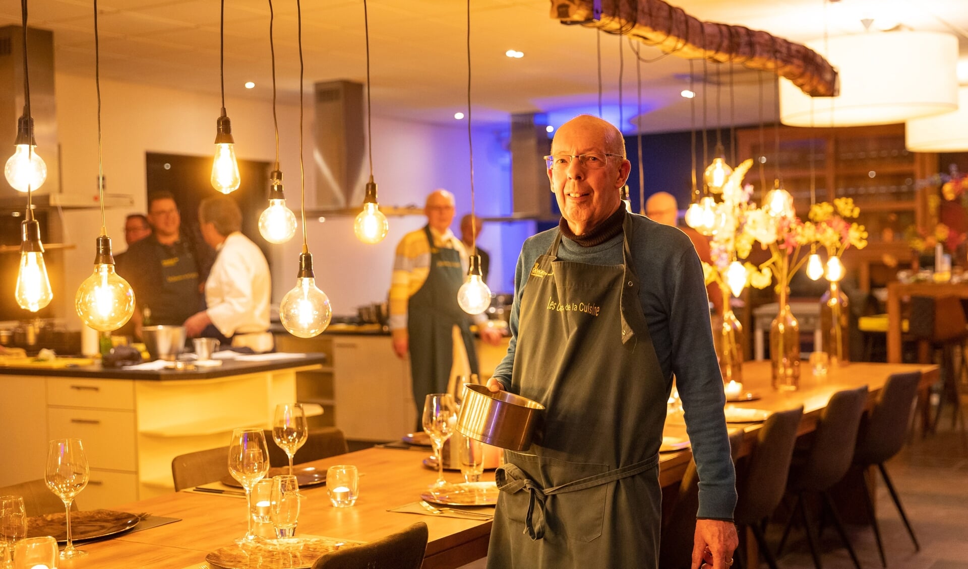 Jo Claessen is op maandagavond bij zijn kookclub te vinden. (Foto: Connie Sinteur).