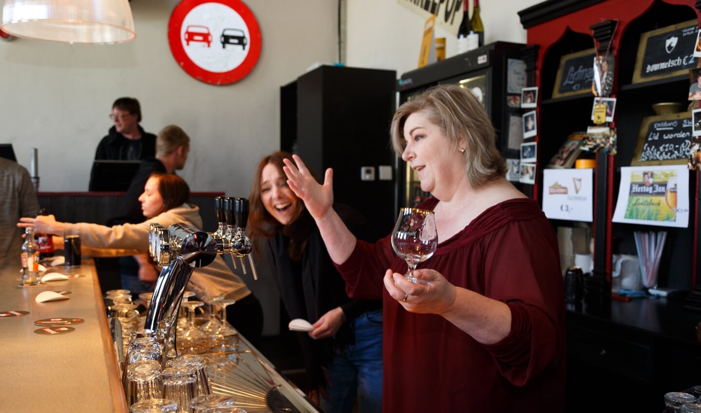 Wethouder Janine Spoor kreeg de eer om het eerste pilsje te tappen. (Foto: Joyce van Dijk)