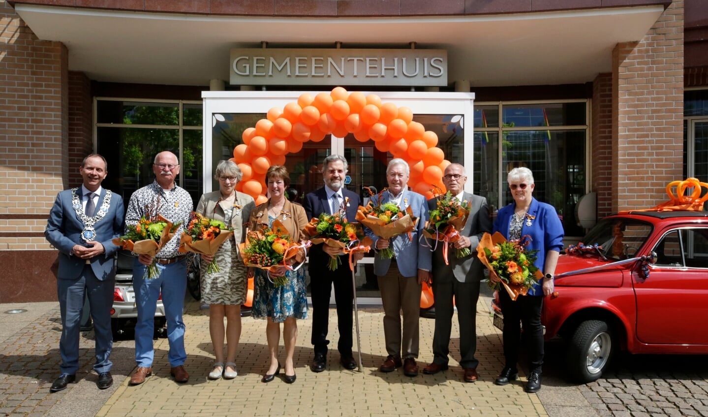 Burgemeester Ederveen (l) met de zeven gelukkigen die een lintje ontvingen. (Foto: Jurgen van Hoof)