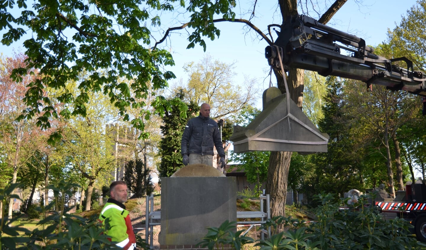 Medewerkers van aannemer Zandenbouw uit Aarle-Rixtel werken momenteel aan de restauratie van de monumenten.