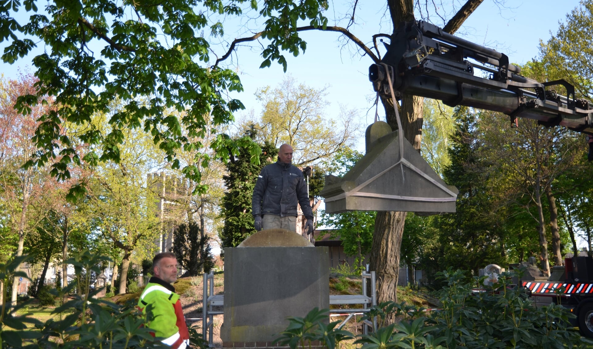 Medewerkers van aannemer Zandenbouw uit Aarle-Rixtel werken momenteel aan de restauratie van de monumenten. 