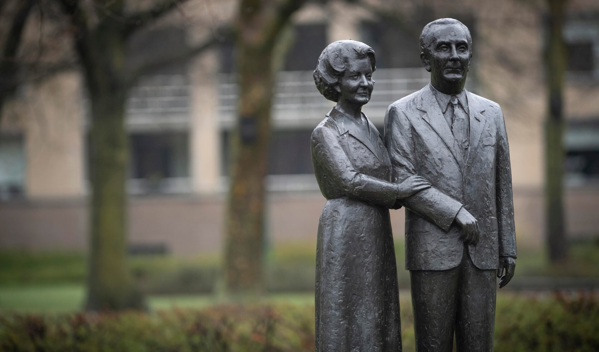Het standbeeld van Hub van Doorne en zijn vrouw was een van de projecten van de Vriendenkring. (Foto: Hein van Bakel)