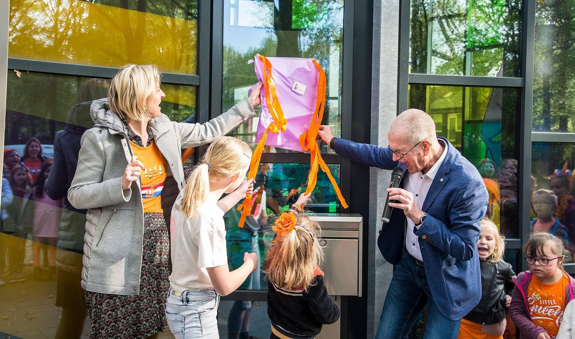 Wethouder Theo Maas onthuld feestelijk het logo van de Gezonde School bij De Diamant in Someren. (Foto: Eric Driessen)