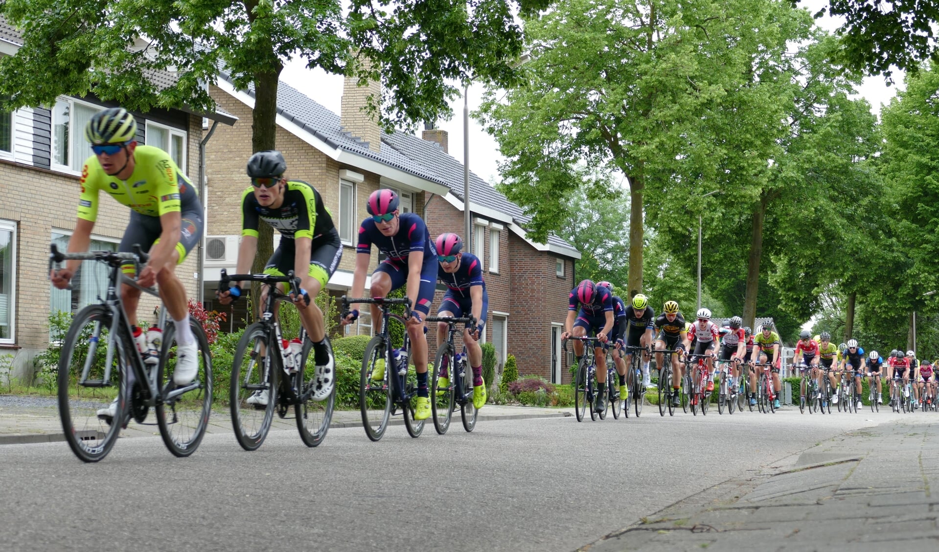 De wielrenners rijden op Hemelvaartsdag weer door de straten van Mierlo. (Foto: Jos Lenssen)