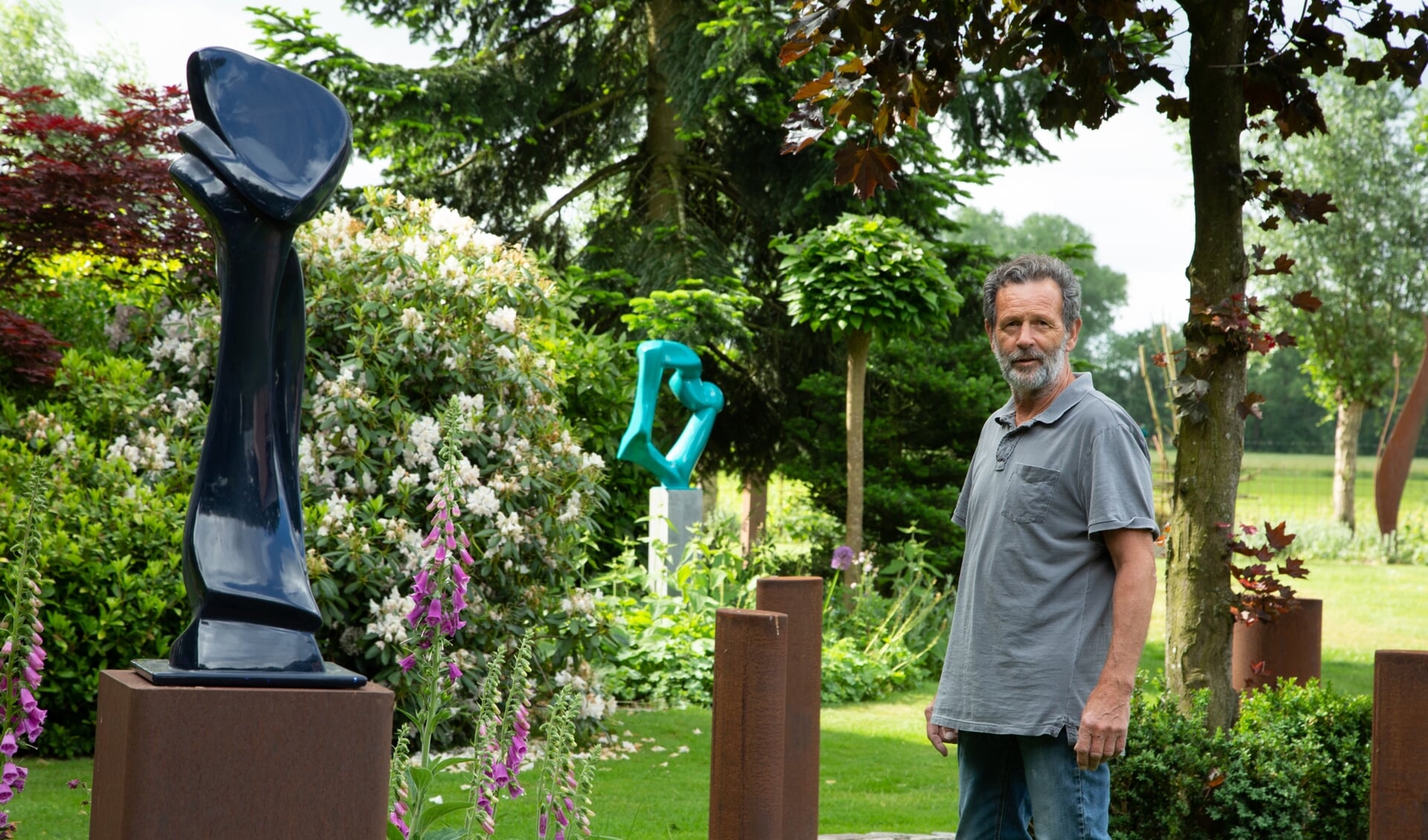 Kunstenaar Theo van Dam, ofwel 'Artheo', in zijn beeldentuin in Heusden. (Foto: Joyce van Dijk)