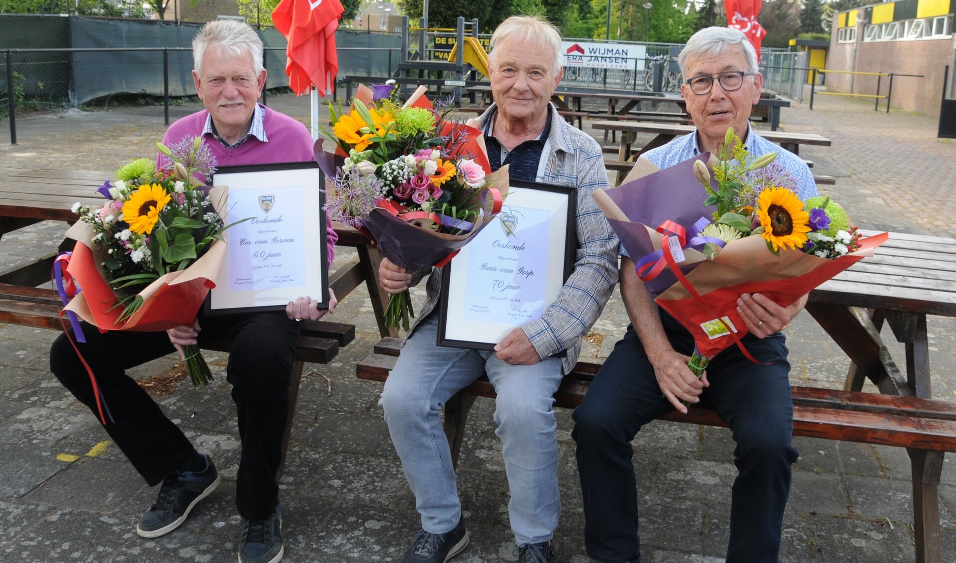 Vlnr: Cor van Gerven (60 jaar lid), Guus van Gorp (70 jaar lid) en Jan Verspaij (50 jaar lid). (Foto: Henry Jansen)