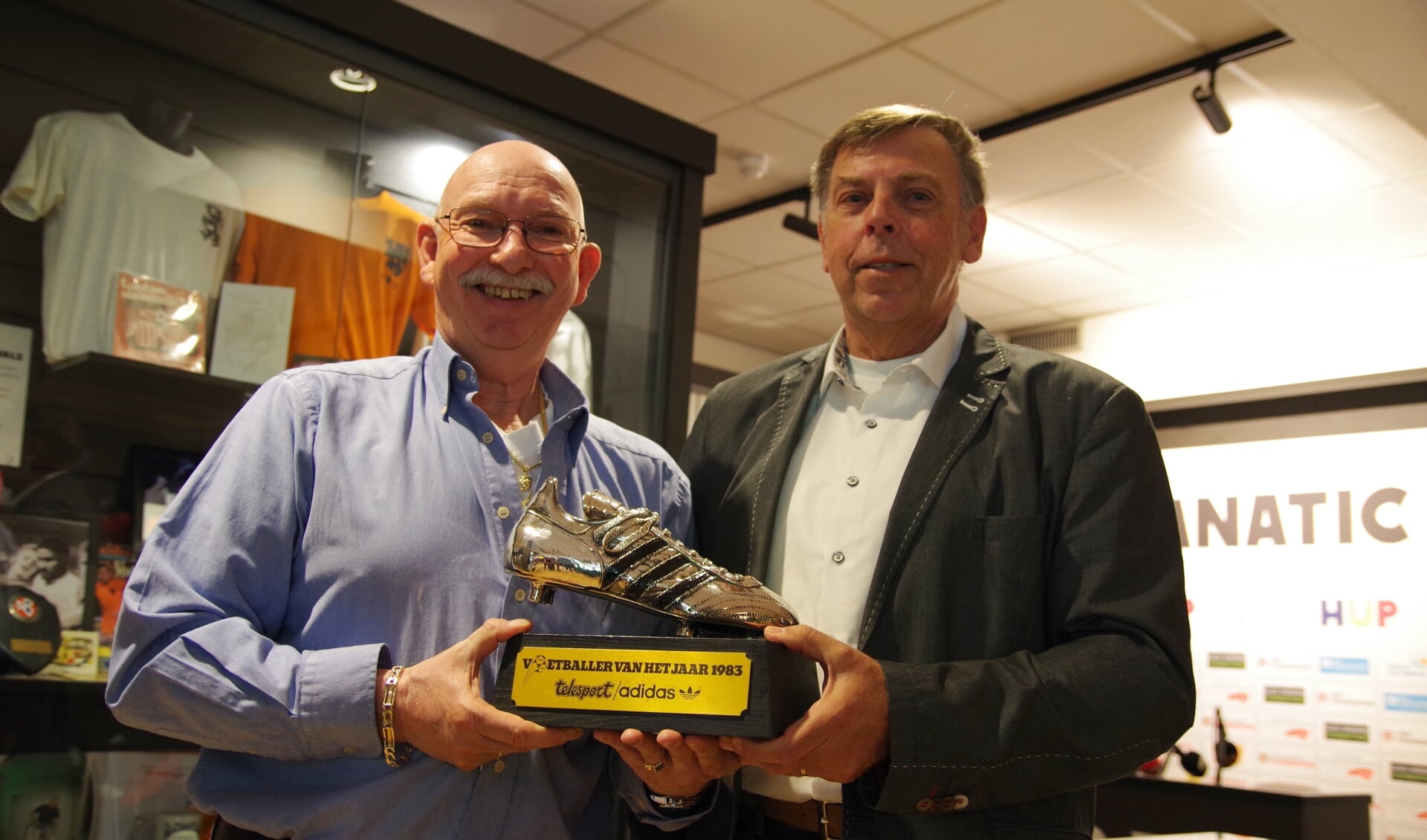 Otto Versfeld (l) overhandigt Jos Lenssen de Zilveren voetbalschoen voor zijn voetbalmuseum. (Foto: Wim van den Broek) 