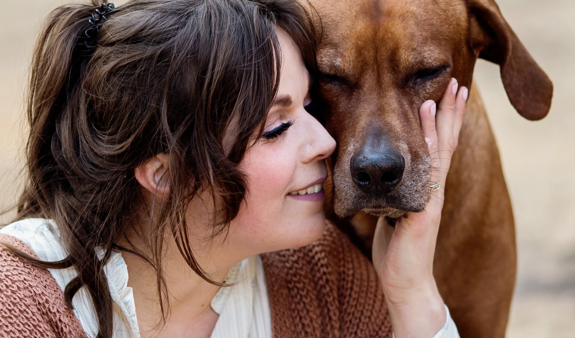 Amber van Ommeren en haar hond Kono. (Foto: @fotografiekarin/Karin Wijn)