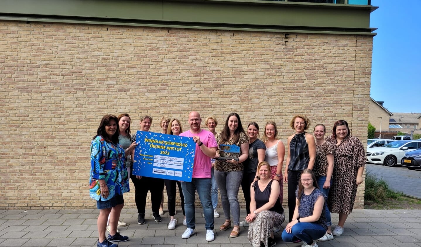 Dinsdag reikten de leerkrachten en onderwijsassistenten van De Piramide en De Brigantijn een cheque ter waarde van 500 euro uit aan Stichting Leergeld Deurne.