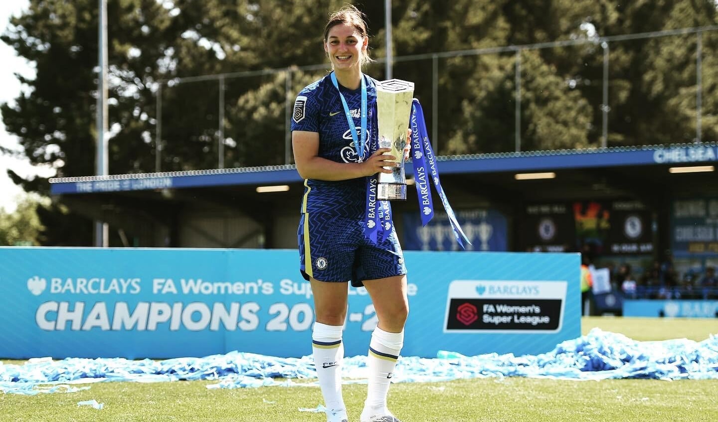 Aniek Nouwen uit Deurne met de kampioensbeker.