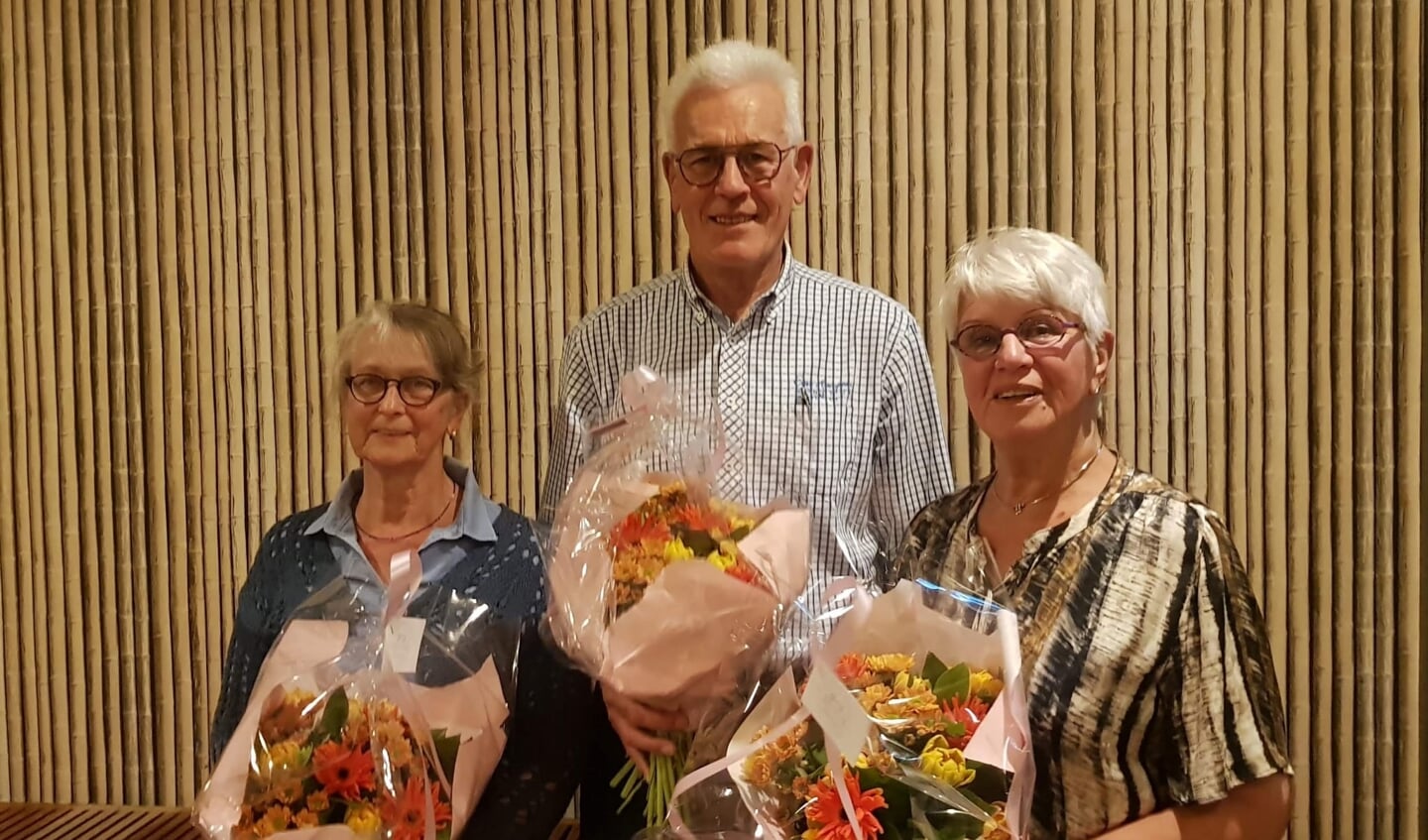 De zilveren jubilarissen van gemengd koor Amuze vlnr: Wilma Eijsbouts, Lau Joosten en Ria van Bussel.