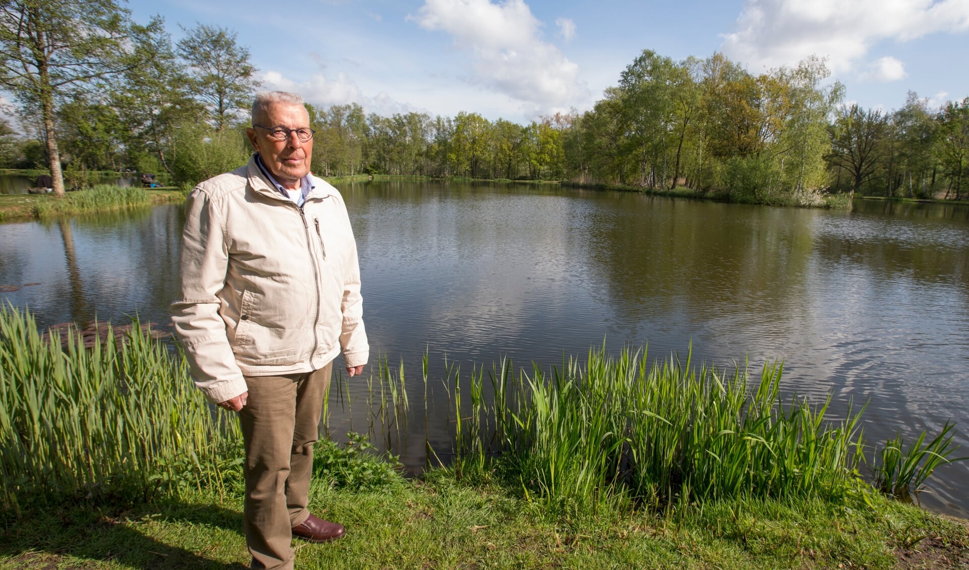 Jan Prinsen is alweer 70 jaar lid van hengelsportvereniging Venbergen uit Valkenswaard en werd daarom recent in het zonnetje gezet.