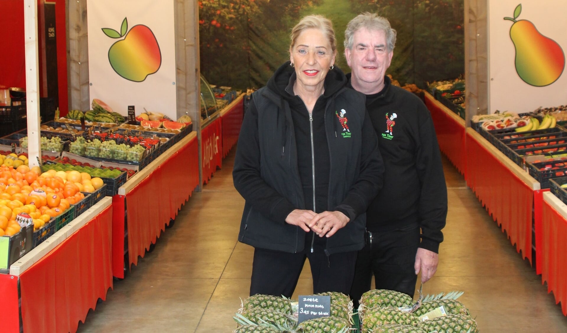 Anita en Frank van Thoor steunen de Voedselbank Waalre met groenten en fruit.
