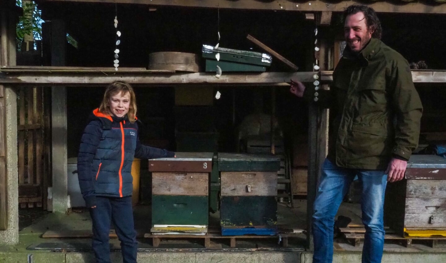Toots en Freek van den Eijnde bij de bijenkasten.